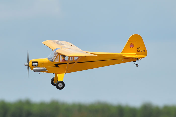 Piper CUB RC em voo.jpg